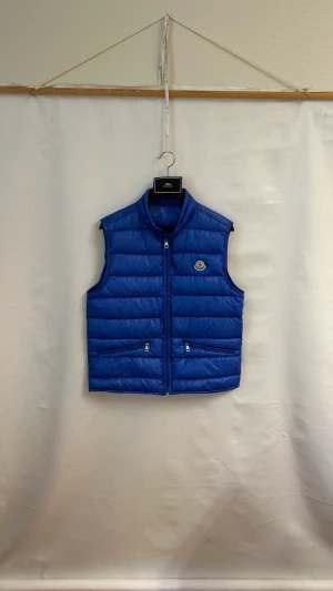 Moncler Gui Down Vest  - Storlek : 3 (M) Skick : 9/10 inga flaws Pris : 3800kr (+frakt)