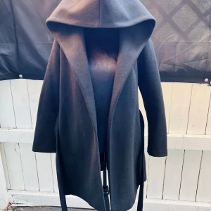 Dam jackor/kappa säljes - Fina jackor för fyndpris.  Bild 1 kappa från zara med knytning använd fåtal gånger (stl M)  Bild 2. från Vero Moda är såld.  Bild 3. Från Kappahl ny och oanvänd (stl S). 