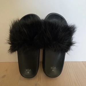 Tofflor - Fluffiga Tofflor från skopunkten🦋 använda få gånger •Storlek 38 •Frakt Tillkommer  •Nypris 400kr  • Har du några frågor är det bara att skicka ett meddelande, så svarar jag så fort jag kan.☺️ Ha en fin dag!💕♻️