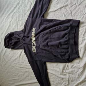 En scania hoodie svart med tryck både fram och bak