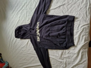 Scania hoodie - En scania hoodie svart med tryck både fram och bak