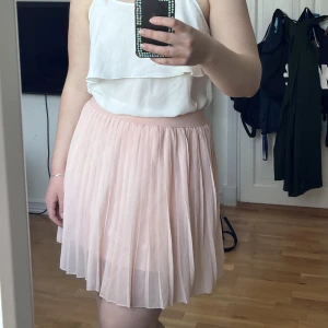 Rosa plisserad kjol - Rosa plisserad kjol från NA-KD, superfin sommar eller festkjol💓