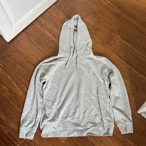 Hoodie - Grå hoodie från lager 157. Välanvänd men har inga hål eller defekter
