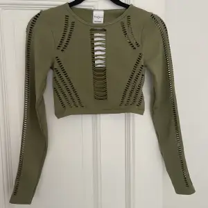 ALDRIG ANVÄND festlig grön (khaki) topp från Urban Outfitters. Samma modell som på bild 3. Prislappen är kvar, Nypris 399kr.