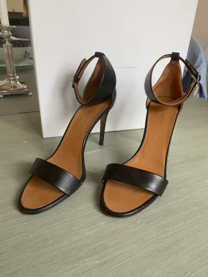 Victoria Beckham Klackar storlek 38 - Jättefina skor. Sparsamt använda. Alla papper finns. 