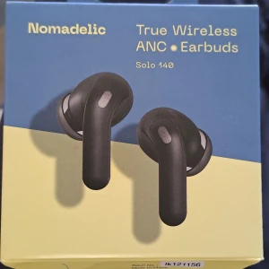 Trådlösa hörlurar Nomadelic Solo 140 - Helt nya, använda endast ett par gånger. Köpta för 699:-  -Playback time 5 hours + 10 -Water Resistant -Active Noise Cancelling -True Wireless Stereo -USB C