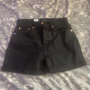 Svarta shorts  - Svarta shorts storlek s aldrig använt 