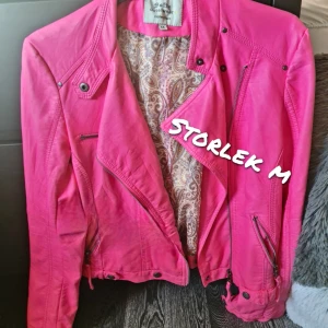 Skinnjacka - Knappt använd Rosa skinnjacka  Storlek M 
