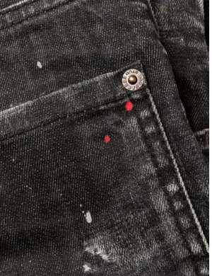 Dsquared2 byxor  - dessa Dsquared2 svarta distressed skinny-fit jeans. Tillverkade av en bekväm bomullsblandning har dessa jeans en mid-rise midja, klassiska fem fickor och en dold dragkedja och knappstängning. Den distressed effekten, revade detaljer och målningssprut deta