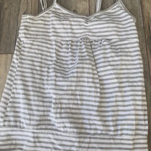 Linne  - Randigt linne som ja inte använder längre❤️