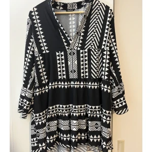 Sommar klänning  - Mönstrad sommar klänning i S/M. Kort på mig. Använd 1 gång, i fint skick! 