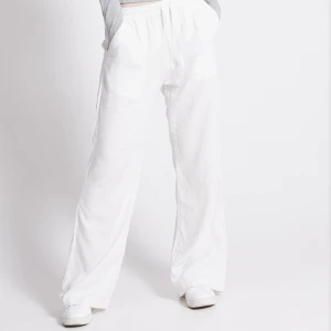 Linnebyxor  - Säljer ett par linnebyxor från lager 157  i storlek S. Helt oanvända och prislappen sitter kvar🤍