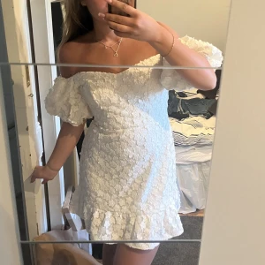 Studentklänning - Oanvänd med prislapp kvar! Sjukt fin klänning till student, midsommar eller liknande. Nypris 1300kr