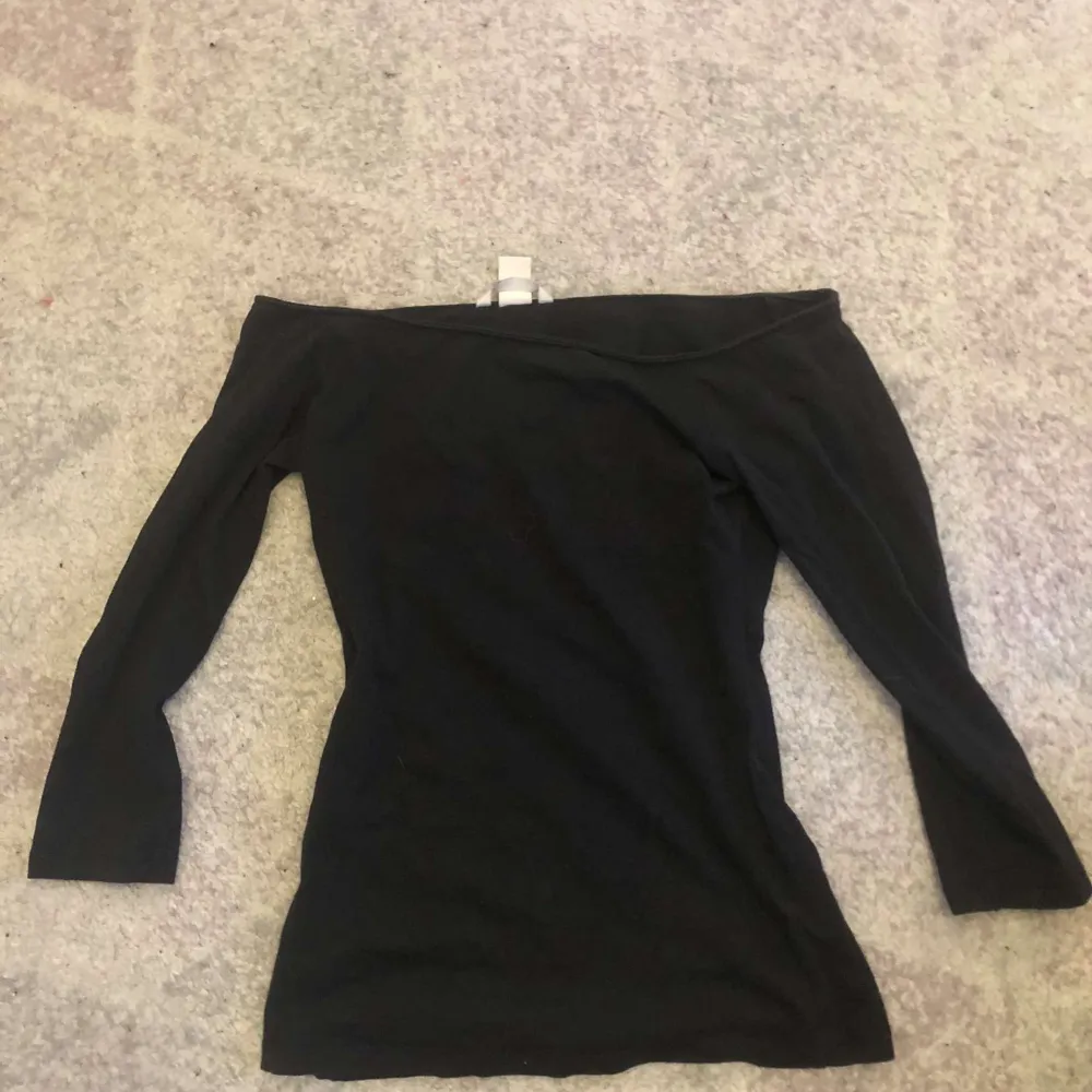 En svart trekvarts tröja och den är fin men den kommer inte till användning så säljer och köparen står för frakten . Tröjor & Koftor.
