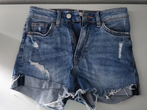 Blåa jeansshorts - Coola ripped, blåa jeansshorts i fint skick!