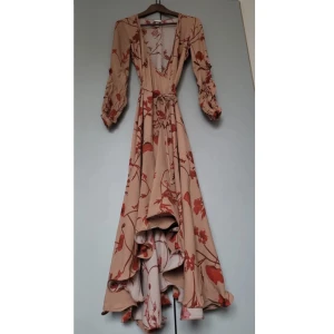 H&M klänning Johanna Ortiz - Prislapp kvar!!!!! Oanvänd vacker långklänning från limited edition kollektion med Johanna Ortiz for H&M. Min klänning på bild 3 (lite skrynklig då den enbart legat i garderoben), bild 1 och 2 är lånade bilder. 