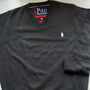 Tröja Ralph Lauren. (grå) - Snygg grå Ralph Lauren tröja. Äkta✅. Köpt för 949kr. Nytt pris 600kr, pris kan diskuteras. 