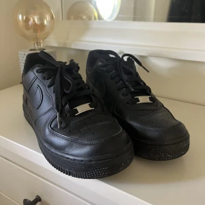 Nike air force 1 - Använda någon gång. Mina fötter växte en storlek efter att jag köpt dom. :(