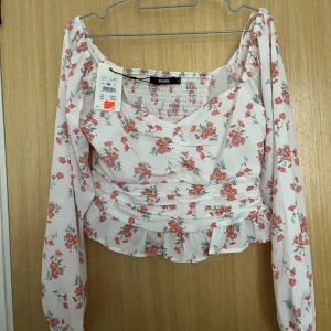Blus  - Aldrig använt, sitter väldigt bra, fin till sommaren, skönt material, prislapp kvar 