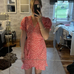 Röd klänning  - Säljer denna röd-blommiga klänning ifrån Chiquelle i storlek S, aldrig använd💗