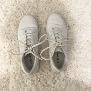 Vita sneakers - Vita sneakers🫶 Skriv om du har frågor!