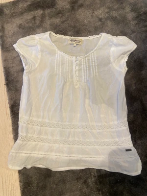 Topp  - Säljer min söta vita topp då den är för liten🫶säljer för 220kr+ frakt❤️