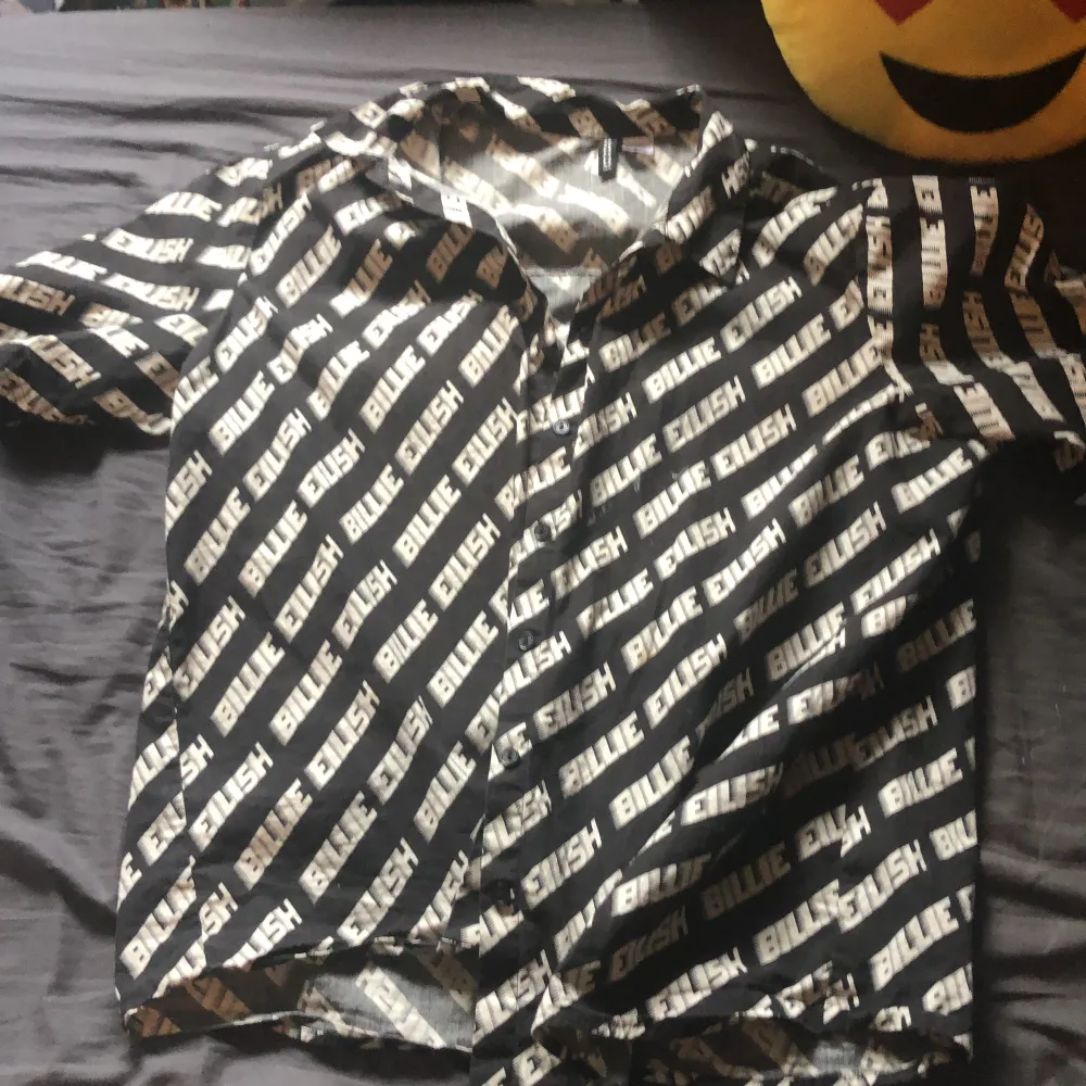 Large Billie eilish print shirt. Used 2 or 3 times, and is very cheap. Got it from my cousin, almost ever used.. Blusar.
