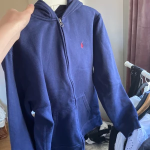 Polo Raulph Lauren - En hoodie som ja köpte för jätte längesen. Använd en gång, nypris: 900 mitt pris: 400-600. Storlek 170 passar S ⚠️PRIS KAN DISKUTERAS⚠️
