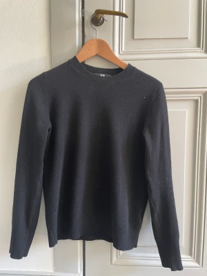 Uniqlo 100% Kashmir tröja S - Säljer denna jätte sköna 100% Kashmir tröjan av Uniqlo | Skick: 8/10 | Nypris: 1900 kr | Mitt pris: 450 kr | Hör av er vid minsta fråga eller fundering :)