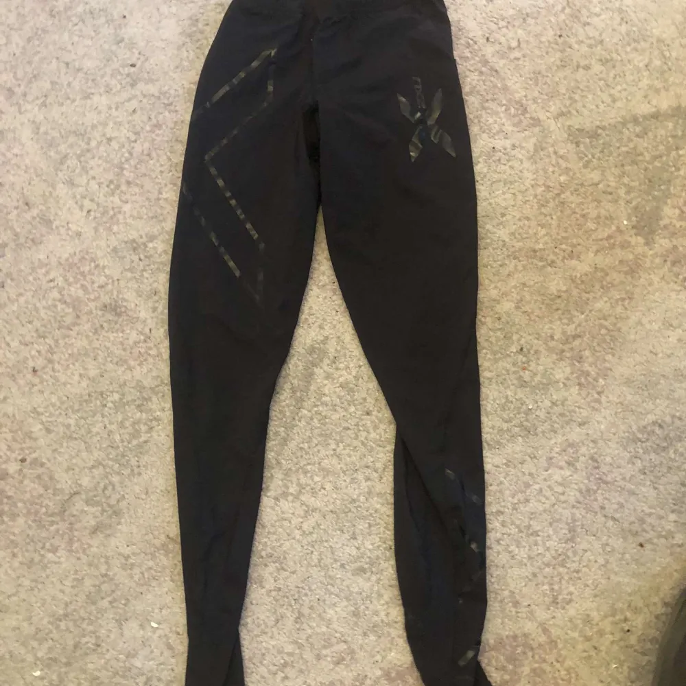 Svarta 2xu träningsbyxor och original priset är mellan 500-800 och har använt dom 2 gånger och köparen står för frakten . Jeans & Byxor.