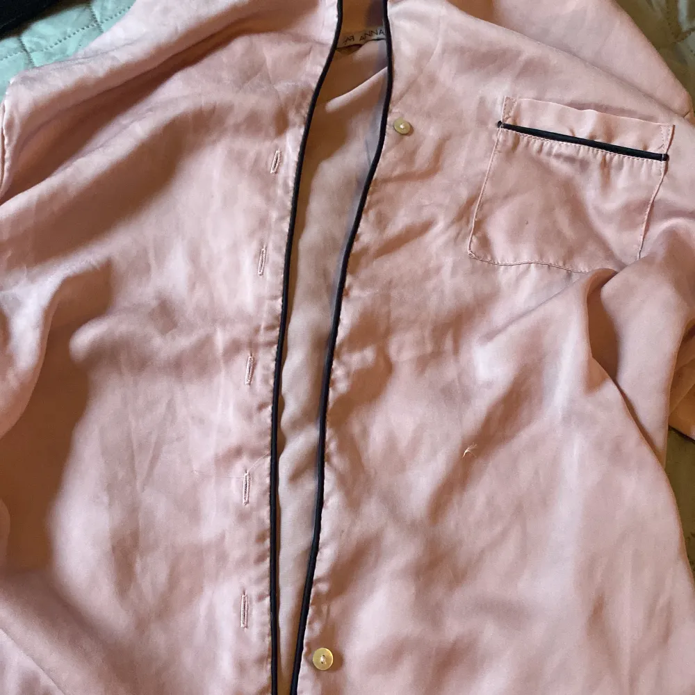 En jätte söt pyjamas som jag köpte på Sellpy förra året💞 tröjan har endast 2 knappar och det var så när jag köpte den (bild 2) och vet inte om det är meningen men inget man tänker på när man väl har på den🤍 skriv vid intresse eller frågor! . Övrigt.