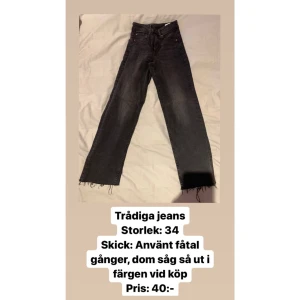 ”Slitna” jeans med trådar - KOM GÄRNA MED EGET PRISFÖRSLAG. Pm för fler bilder!