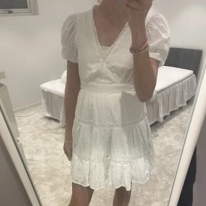 Vit Zara klänning  - Jättefin somrig klänning från zara. Helt slutsåld! Endast använd 1 gång så i nytt skick🫶😻