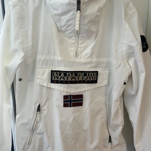 Napapijri vind jacka  - Säljer nu min Napapijri jacka som är i väldigt bra skick och perfekt nu för våren.
