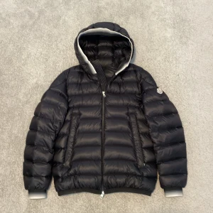 Moncler jacka  - Säljer nu min Monlcer Avrieux down jacket i storlek 4. ( passar L/M )  Knappt använd Skick 9/10  Hör av dig vid frågor :)