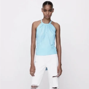 Ny Blå Zara Topp - En helt ny Zara Topp med prislapp kvar. Knyts där bak och har en superhärlig blå färg. I storlek XS. Nypris: 259:-