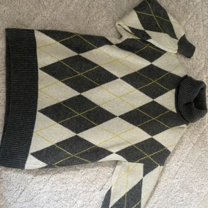 Stickad klänning - Jättemysig stickad klänning från hm i strl s, den är aldrig använd men prislappen är inte kvar. Klänningen går lite över knäna, man kan använda den som en stor tröja också!!  