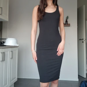 Klänning  - Fin och enkel svart klänning från Lager 157. Oanvädn o prislappen sitter kvar.