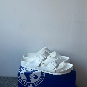 Vita birkenstocks - Säljer mina vita birkenstocks för dem är för stora, box finns, inte använda endast provade, dem passar folk med storlek 43-44 i skor, väldigt sköna och väldigt snygga. Köpta från zalando för 500kr