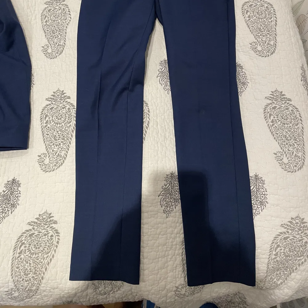 Hej!  Säljer min tvådelade kostym då den har blivit för liten. Hara bara använts en gång. Vit skjorta och bag ingår. Kostymen är super slim modell.  Färg: Medieval Blue Storlek: 44 på kostym och S på skjorta 😆. Kostymer.