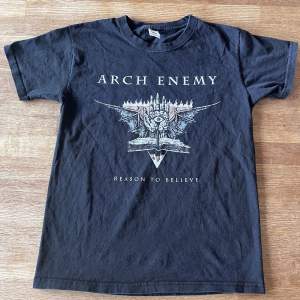 Arch Enemy band t-shirt i storlek S Använd några gånger och i nästan som nytt skick. Unisex. Original Pris 239kr