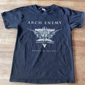 Arch Enemy band t-shirt - Arch Enemy band t-shirt i storlek S Använd några gånger och i nästan som nytt skick. Unisex. Original Pris 239kr