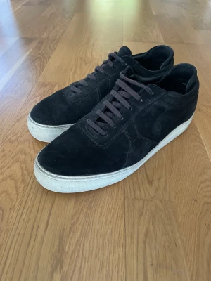 Arigato skor - Säljer mina arigato skor i storlek 45. Skick 6/10 ända stora defekten på bild 3