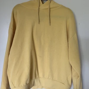 Hoodie - Gul, bredare hoodie