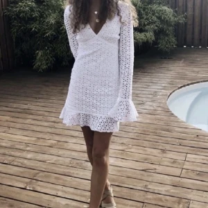 NA-KD vit klänning - Säljer min eftersökta studentklänning från en utsåld kollektion på NAKD. Köp direkt för 700kr  Säljer då den är för stor för mig, tidigare köpt på plick. 