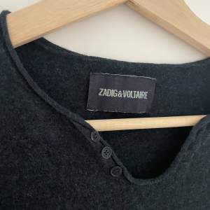 Jättesöt långärmad mörkblå tröja från Zadig & Voltaire💕 skriv för fler bilder, den är väldigt stretchig och passar S/M❤️ har ett litet hål men syns ej