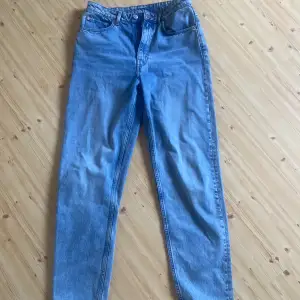 Säljer pga jag inte använder jeans med hög midja längre, bra passform enligt mig passar bra till de mesta Använda några gånger