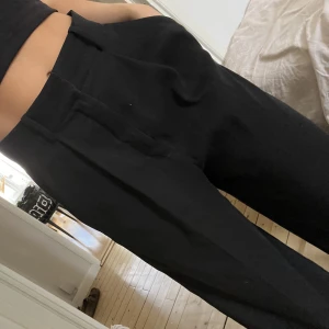 Kostymbyxor COS - Säljer dessa superfina kostymbyxorna från COS i storlek S. Fullängd med vida ben, den perfekta kostymbyxan. Originalpris 1200 kronor. 