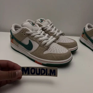 Nike Sb Dunk Low x Jarritos  - Finns i storlek 37.5, 38.5,40, 42.5, 43, 44 Priset varierar beroende storlek! Alla par är äkta! För mer info och bilder skicka pm OBS! Vissa av storlekarna saknar original lådan (replacment låda finns) Du får med 3 extra snören också, grön,orange o Cream