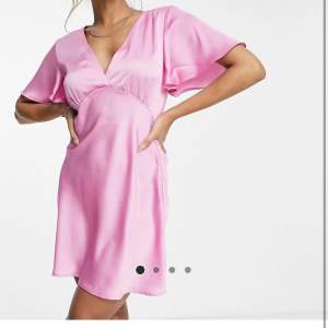 Fin rosa klänning från asos, knappt använd. Storlek M💗. 150kr + frakt 
